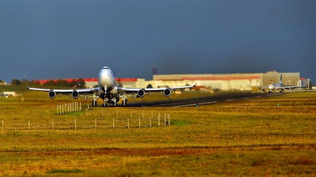 Boeing 747-200 (F-HSEA) - 04/11/2014. Précède F-HBIL salignant au loin.Seuil piste 24.