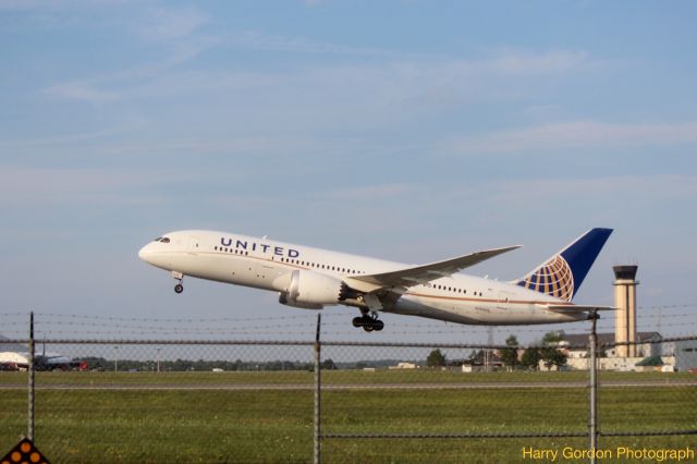 Boeing 787-8 (N26906) - UAL 5 lifts off runway 33 at Bangor, Maine following a diversion from its London/Houston route.