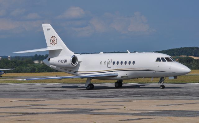 Dassault Falcon 2000 (N103SB) - Taxiing to the runway