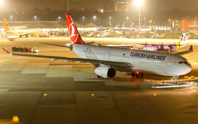 Airbus A330-300 (TC-LOC)