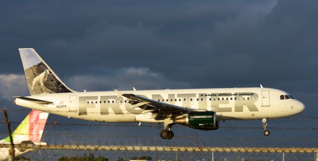 Airbus A320 (N216FR)