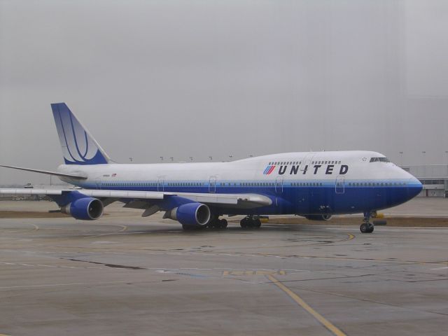 Boeing 747-200 (N199UA) - B747 N199UA taxiing from Intl Term to united Terminal area