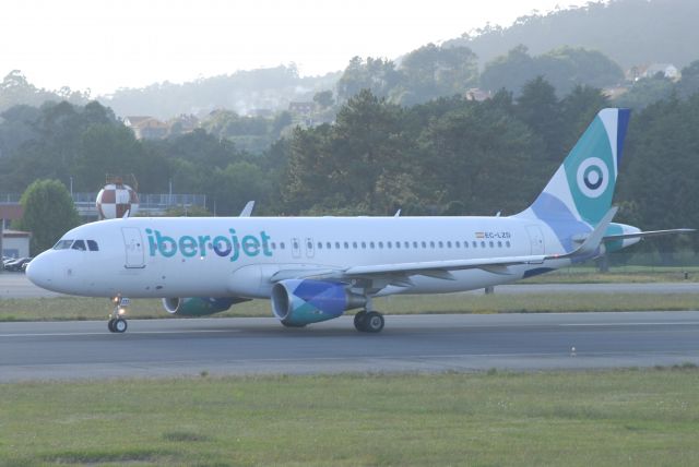 Airbus A320 (EC-LZD) - EC-LZD getting ready to takeoof rom LEVX destination GCXO. 24-07-2021