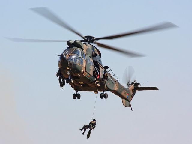 — — - Fastline troop deployment from an Oryx Helicopter By the South African Air Force
