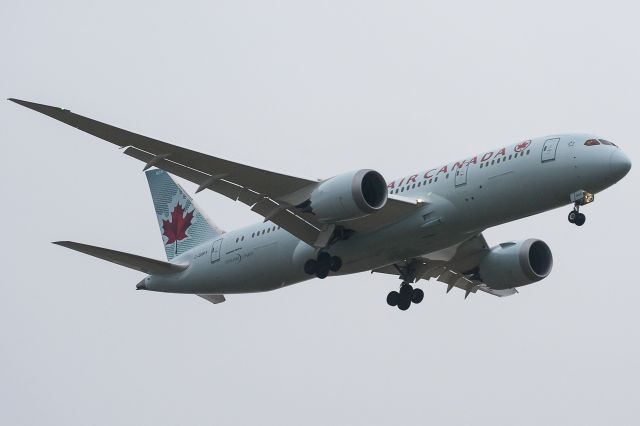 Boeing 787-8 (C-GHPX) - bord de piste