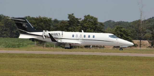 Learjet 40 (N412ET) - Landing rwy 09 on 8/17/11