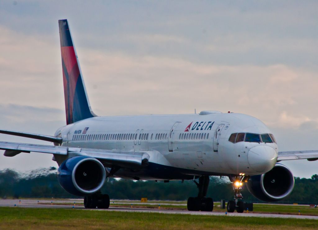 Photo of Delta B752 (N669DN) - FlightAware