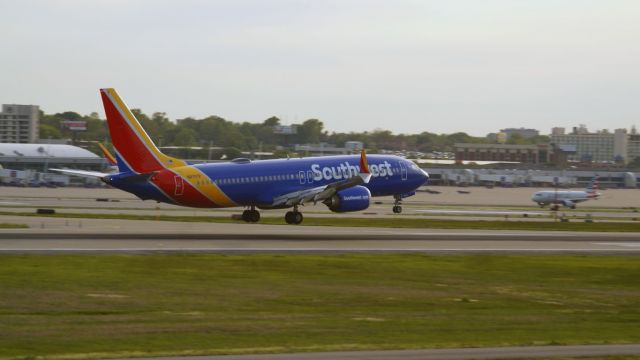 Boeing 737-800 (N8707)