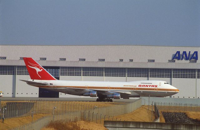 Boeing 747-200 (VH-EBN) - Visit at Narita Intl Airport on 1988/12/25