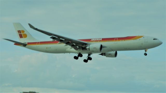 Airbus A330-300 (EC-LUX) - A GE 80E Powered Iberia A330-300"On finals to Miami