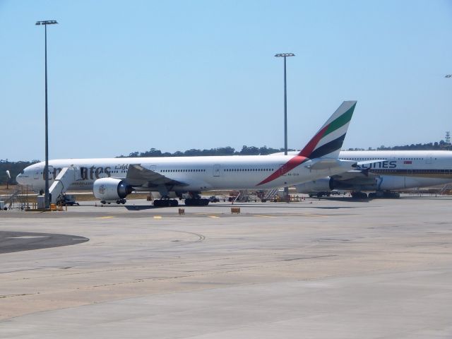 Boeing 777-200 (A6-ECG) - Baking in the 44 degree heat, A6-ECG will be waiting nearly another 6 hours before departing as EK405. 