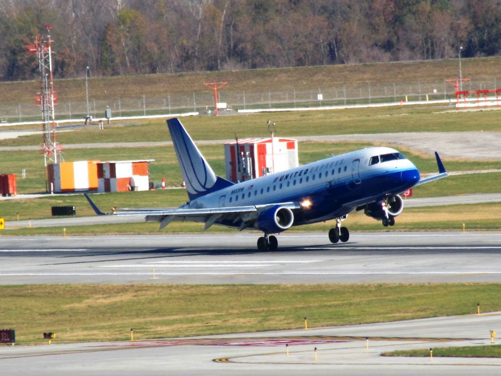 Embraer 170/175 (N653RW)