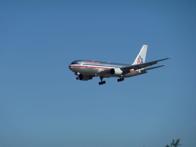 BOEING 767-200 (N323AA)