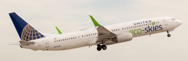 Boeing 737-900 (N75432) - United Airlines Eco-Skies plane. 