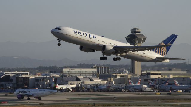 BOEING 767-300 (N685UA) - Departing LAX on 25L
