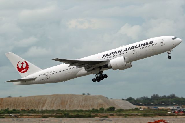 Boeing 777-200 (JA704J)