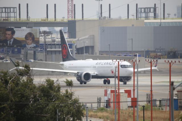 Boeing 737 MAX 8 (C-FSOC)