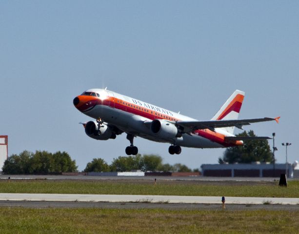 Airbus A319 (N742PS) - A happy mid day takeoff from Charlotte, North Carolina USA.