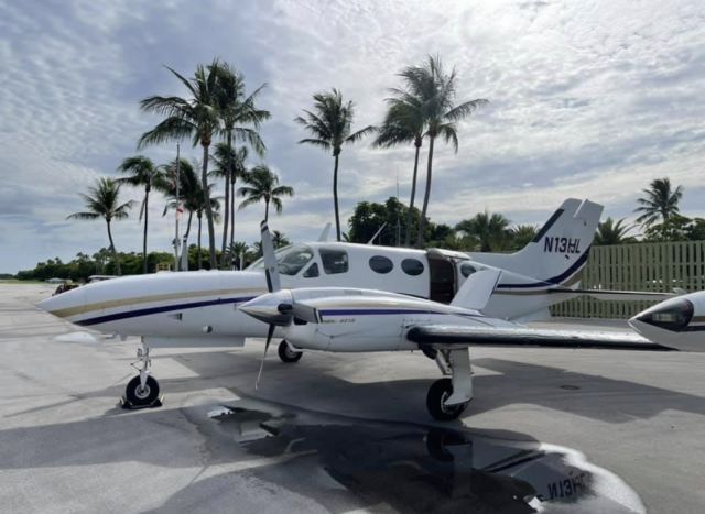 Cessna 421 (N13HL)