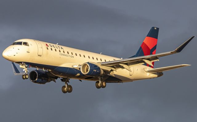 EMBRAER 175 (long wing) (N288SY)