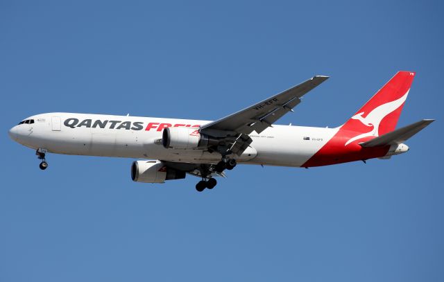 BOEING 767-300 (VH-EFR) - Short Final to Rwy 16R