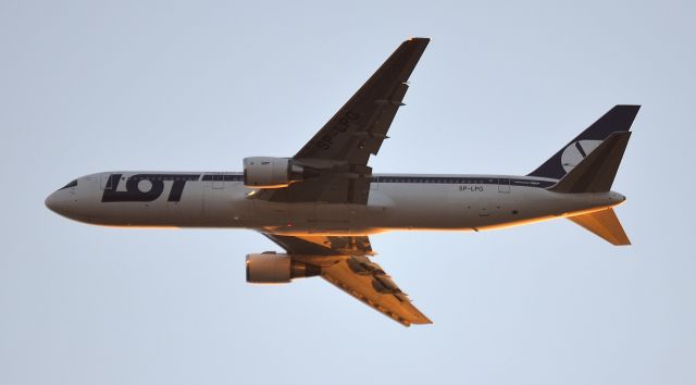 BOEING 767-300 (SP-LPG) - Backyard spotting. Polish Airlines LOT B767 on approach to runway 22 Newark Liberty International Airport. 