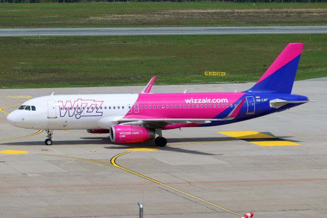 Airbus A320 (HA-LWT)