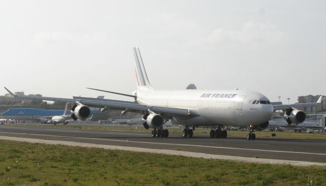 Airbus A340-300 (F-GLZO)