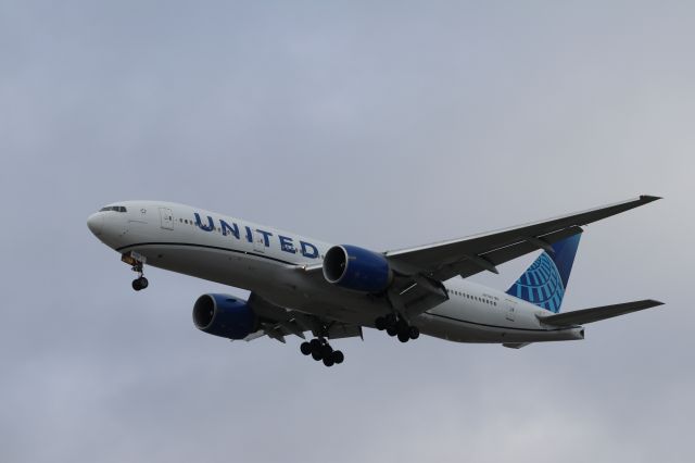 Boeing 777-200 (N77012) - Raiders-chartered 777-224ER in UAL's new colors thundering in for a landing