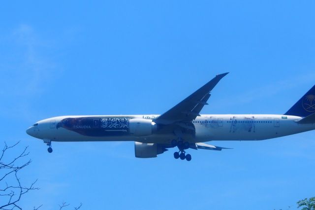 Boeing 777-200 (HZ-AK43)