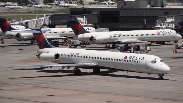 McDonnell Douglas MD-88 (N989DL)