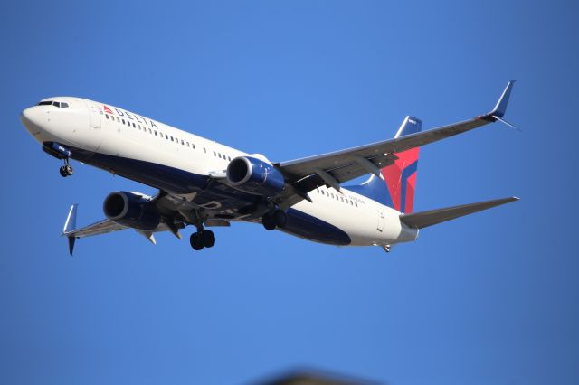 Boeing 737-900 (N909DN)