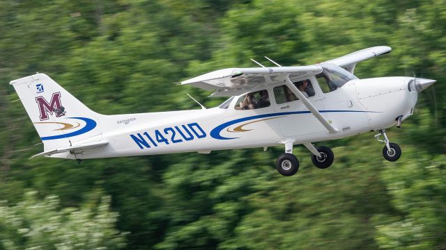 Cessna Skyhawk (N142UD) - N142UD departing College Park Airport's runway 15 after being on display at the Maryland Aviation Festival 