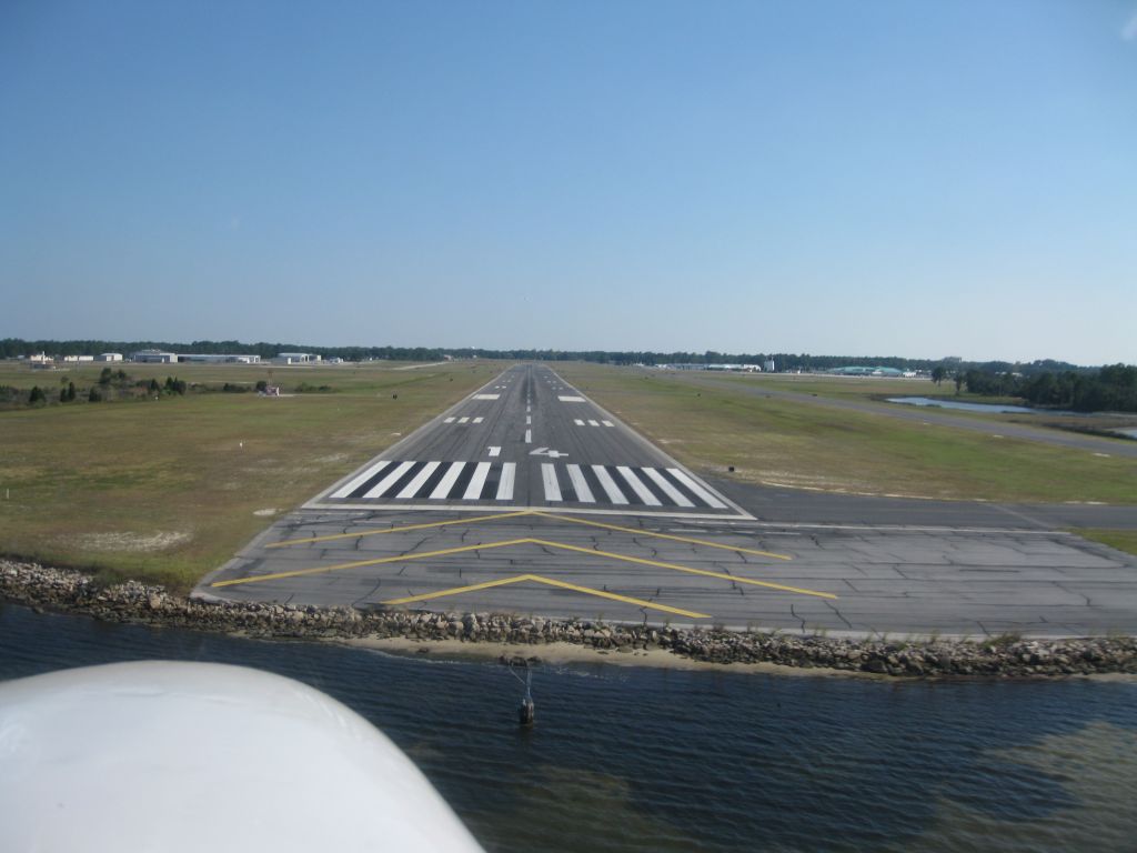 Cessna 310 (C-GKAS) - Short final..rwy 14