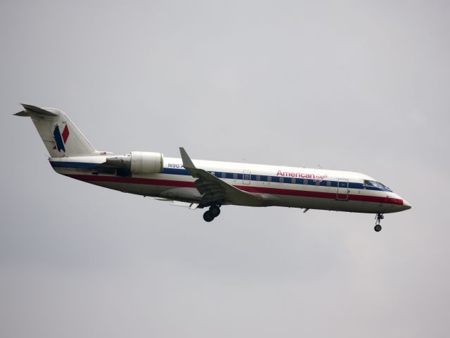 Canadair Regional Jet CRJ-200 (N907EV) - Landing runway 18R | 7 MAY 2015.