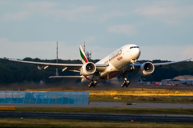 Boeing 777-200 (A6-EFI) - suncatcher