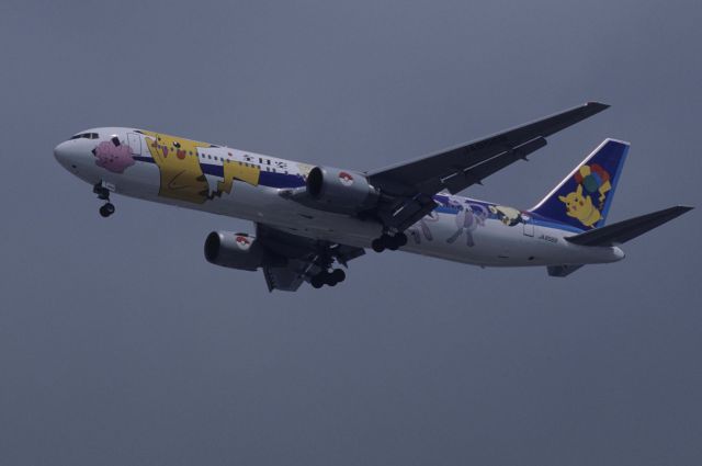 BOEING 767-300 (JA8569) - Final Approach to Tokyo-Haneda Intl Airport Rwy16L on 1998/07/02 " Pokemon c/s "