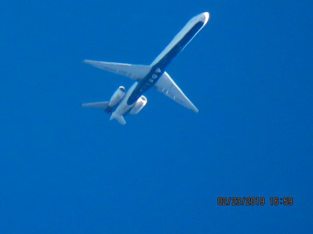 McDonnell Douglas MD-90 (N909DA)