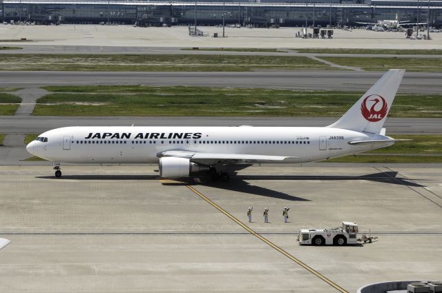 BOEING 767-300 (JA8399) - Taxing at Haneda Intl Airport on 2013/05/05