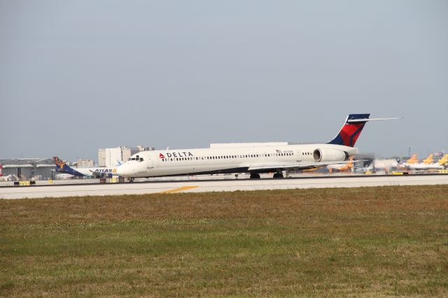 McDonnell Douglas MD-88 (N957DN)