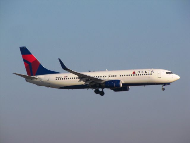 Boeing 737-800 (N383DN)