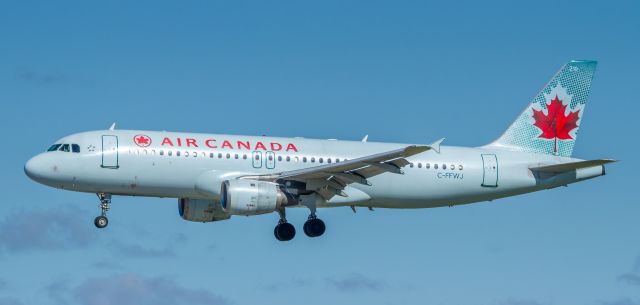 Airbus A320 (C-FFWJ)