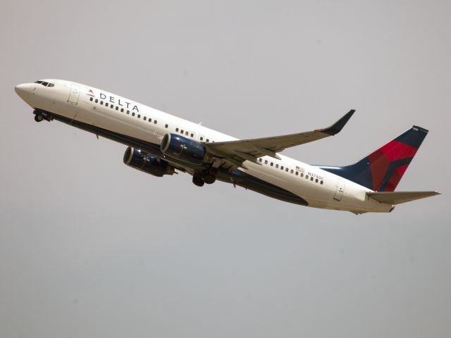 Boeing 737-800 (N3740C)