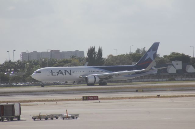 BOEING 767-300 (CC-CXK) - 121013 landing on Rwy 9