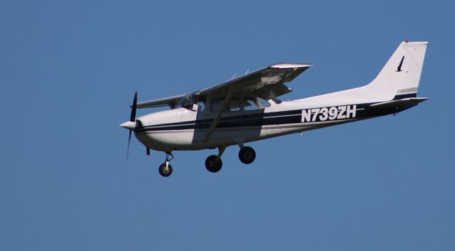 Cessna Skyhawk (N739ZH) - On final is this 1978 Cessna Skyhawk 172N in the Summer of 2020.