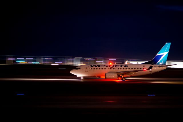 Boeing 737-700 (C-GWBN)