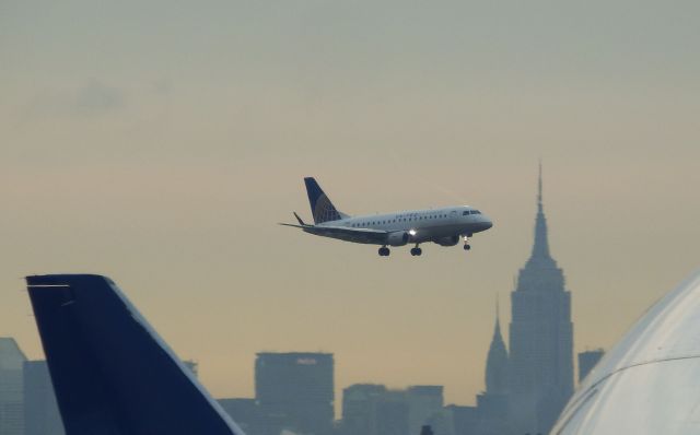 Embraer 170/175 (N638RW) - Empire State Building, NY