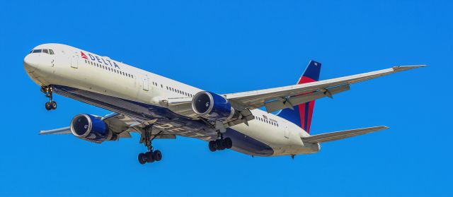 BOEING 767-400 (N829MH) - N829MH Delta Air Lines Boeing 767-432ER s/n 29700 - Las Vegas -  Harry Reid International Airport (KLAS)br /USA - Nevada September 22, 2021br /Photo: Tomás Del Coro br /SunSet Park