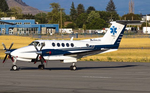 Beechcraft Super King Air 300 (C-FAKW)