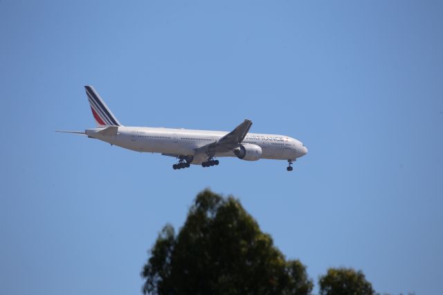 BOEING 777-300ER (F-GSQY)